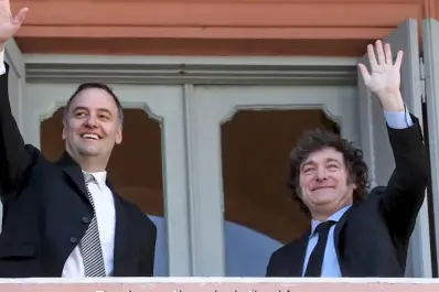 Milei defendió a Adorni ante las críticas por el viaje de su esposa en el avión presidencial