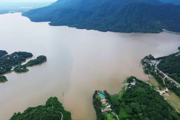 El dique El Cadillal alcanzó valores elevados y el agua sobrepasa la ruta