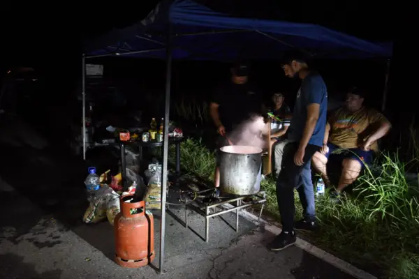LA GACETA pasó la noche en La Madrid: ya no llueve, pero muchos vecinos volvieron al costado de la ruta