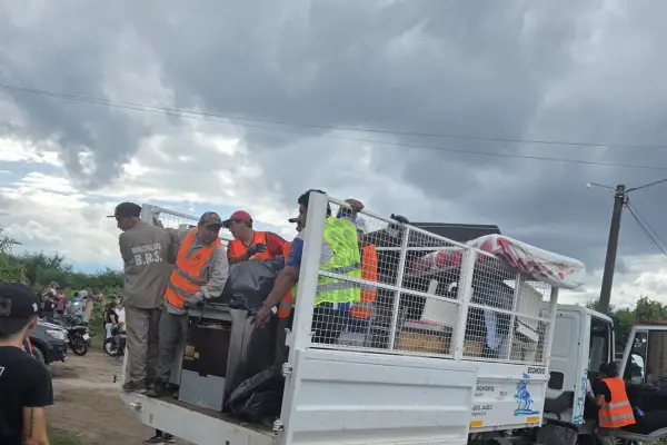 El Cadillal libera más agua y hay alerta en Banda del Río Salí: evacúan a familias de varios barrios