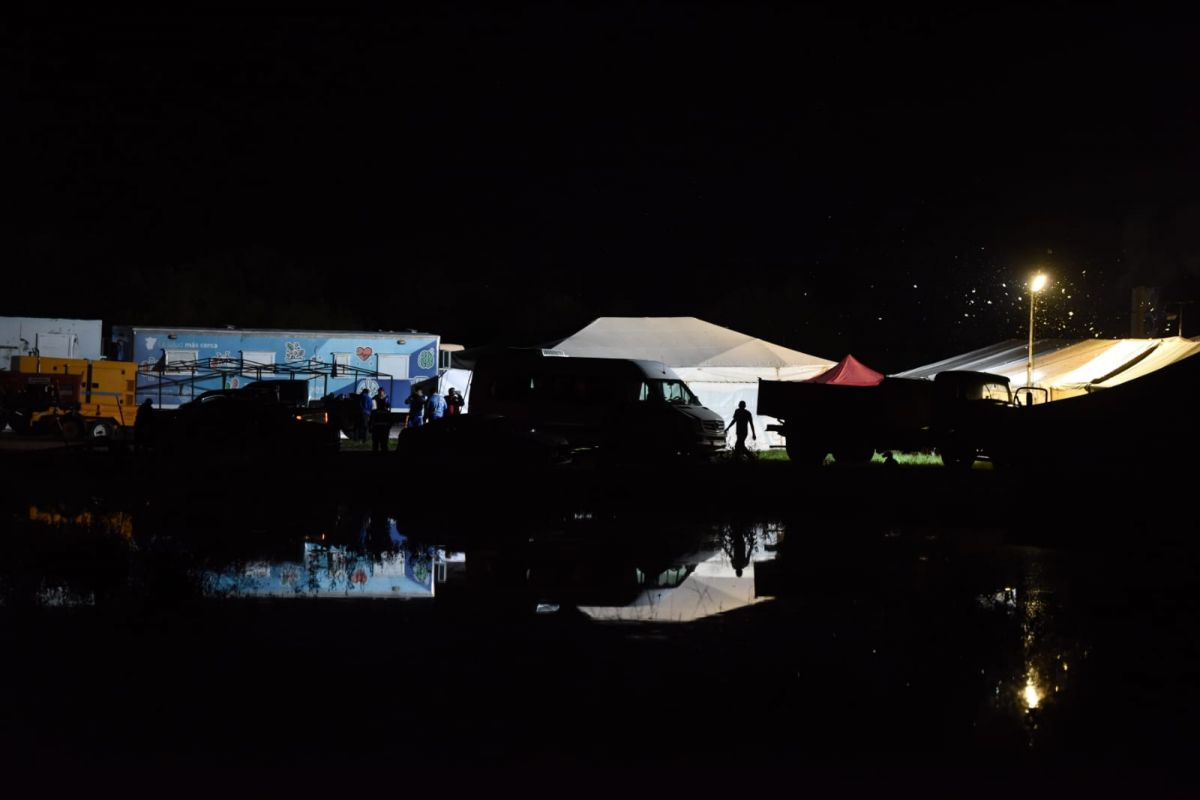 CAMPAMENTO. A la vera de la ruta 157, los vecinos de La Madrid instalaron distintas carpas para pasar la noche. LA GACETA / FOTO DE DIEGO ARÁOZ