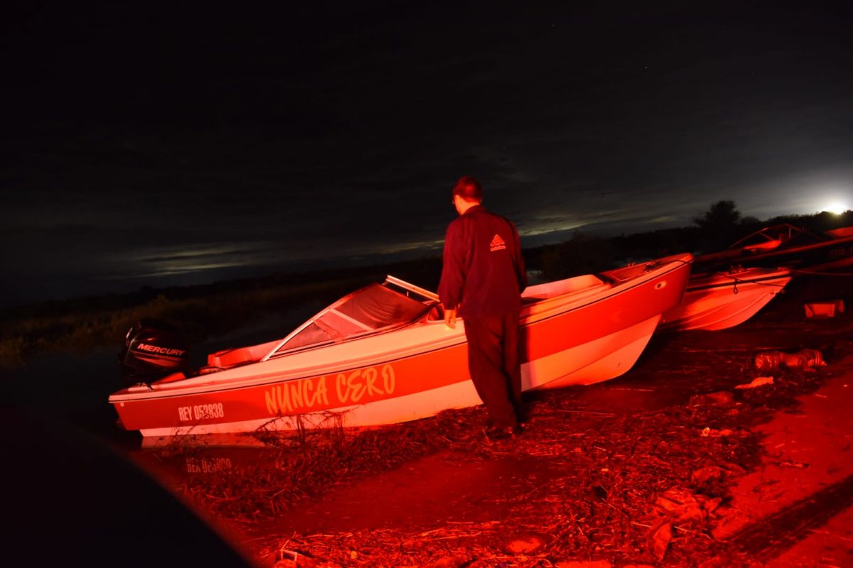 FUNDAMENTAL. Personas como el pescador Luis Díaz, pusieron a disposición sus lanchas para ayudar a rescatar gente. LA GACETA / FOTO DE DIEGO ARÁOZ