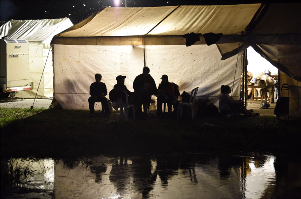 GAZEBOS. Los pobladores de La Madrid se instalaron al costado de la ruta 157.