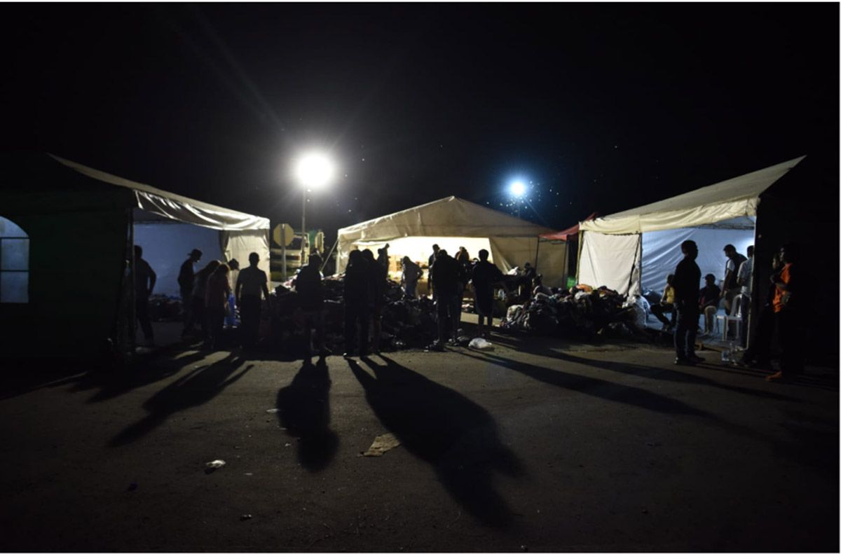 EN LA RUTA. Vecinos de La Madrid optaron por escapar de las zonas inundadas.