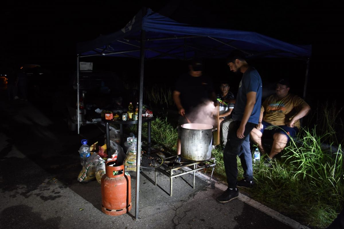 OLLA POPULAR. En medio de la ruta, un grupo de personas cocinan un guiso que repartirán en el campamento. LA GACETA / FOTO DE DIEGO ARÁOZ