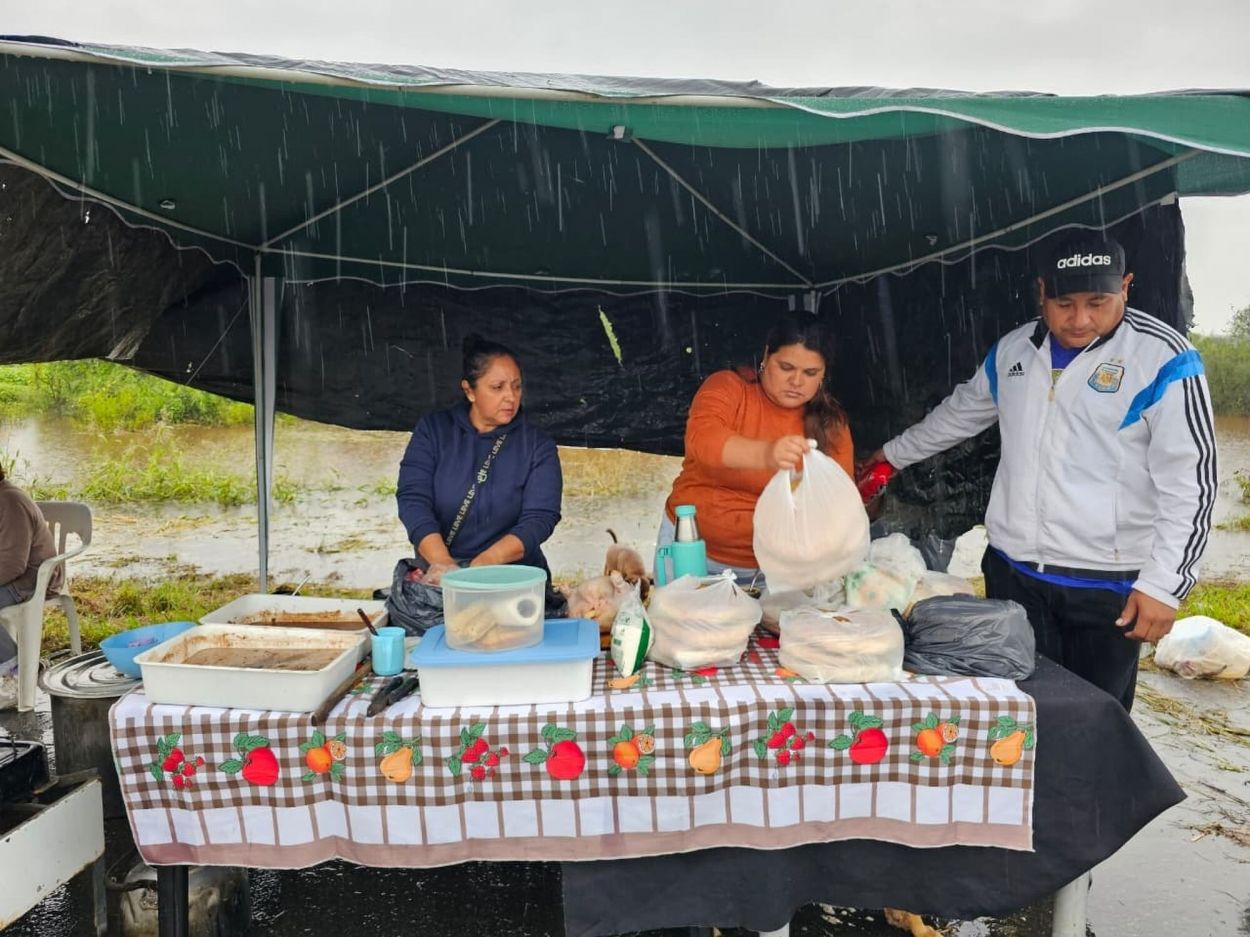DESAYUNO. El gazebo de Yolanda Albornoz y Carolina Lizárraga.