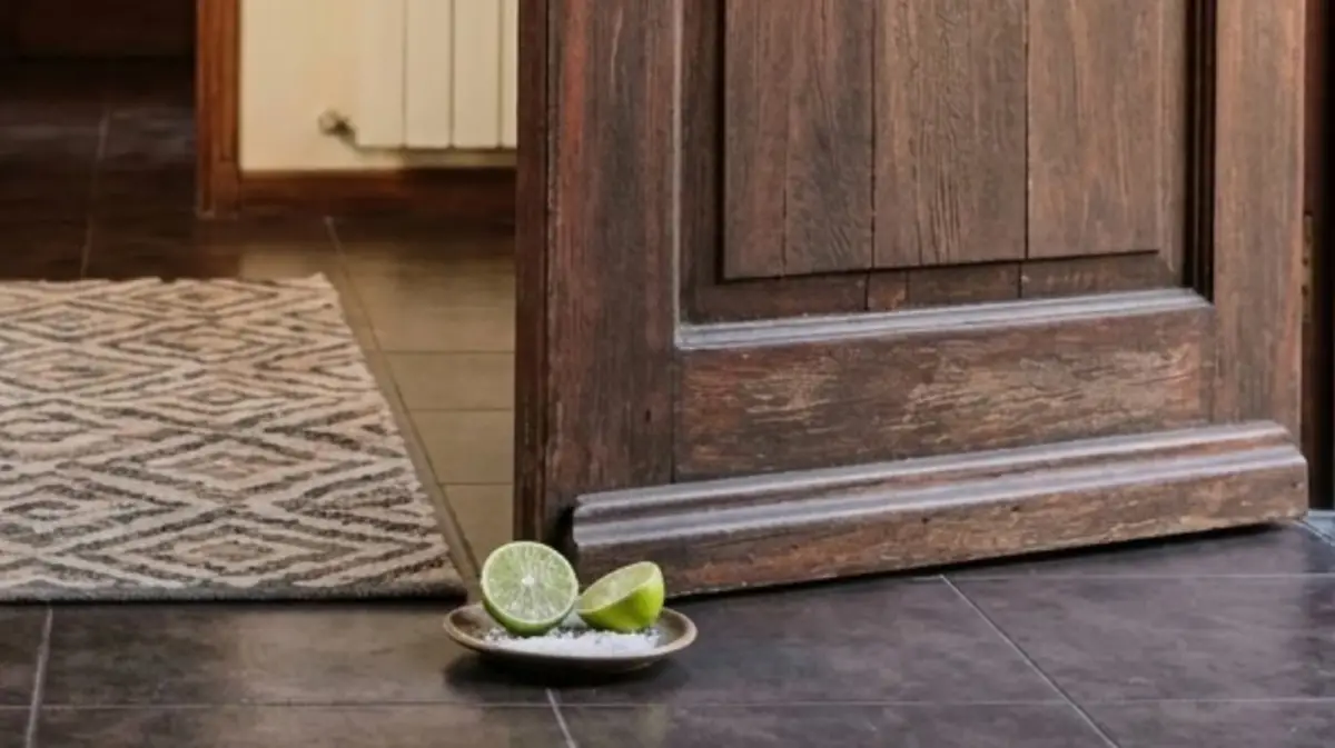 Limón con sal detrás de la puerta: beneficios para la energía y el ambiente del hogar
