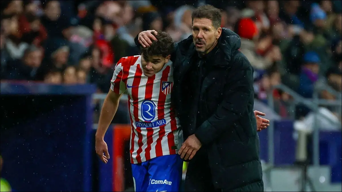 CONFERENCIA DE PRENSA. Diego Simeone defendió a Julián Álvarez y cuestionó el enfoque de algunos análisis tras los triunfos del Atlético de Madrid.