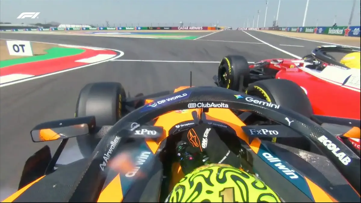 INCIDENTE. El momento del contacto entre los vehículos de Lando Norris y Lewis Hamilton | FOTO: @F1 (vía X).