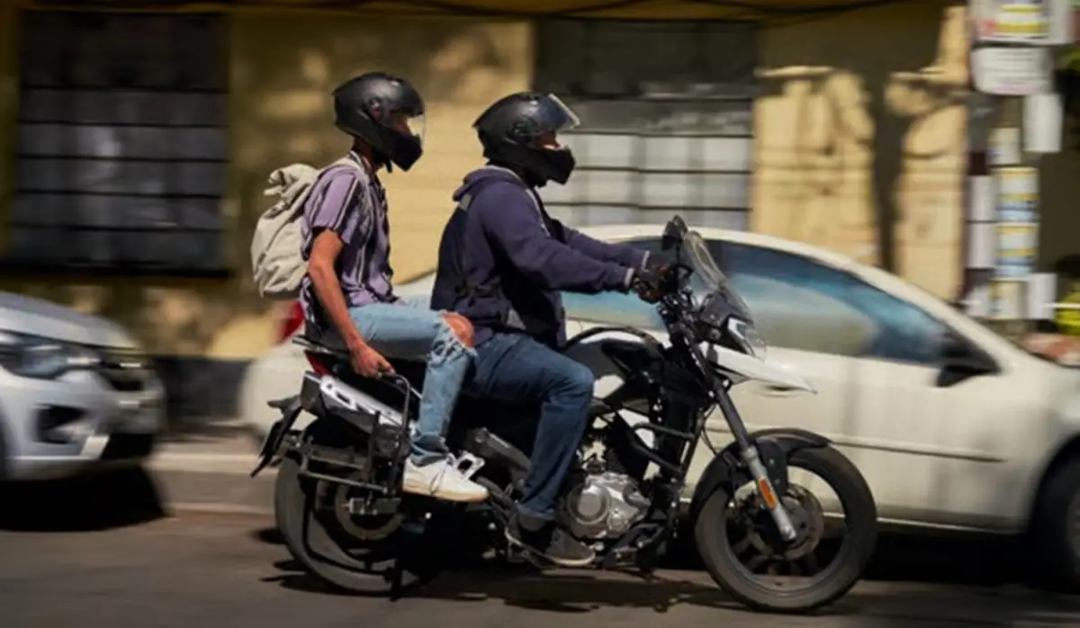 Robó el celular a un pasajero de 16 años con un arma: condenan a conductor de Uber Moto