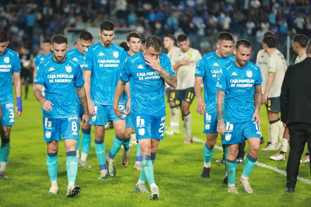 MASTICANDO BRONCA. El plantel de Atlético se retiró del campo de juego visiblemente frustrado por el empate ante Aldosivi. Sin embargo, los protagonistas confían en que pueden dar vuelta la historia.