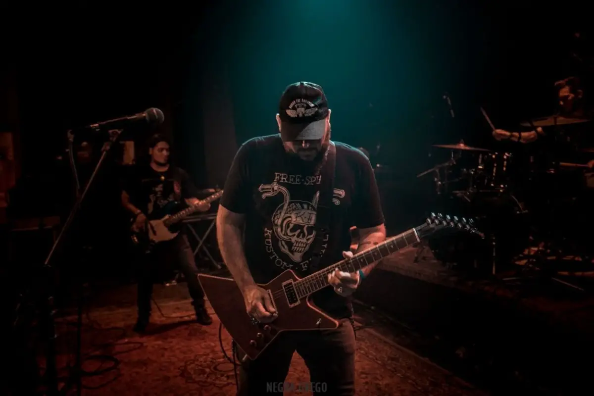 SOBRE EL ESCENARIO. Gonzalo Sánchez Fares (guitarra y voz), “Pipi” Pérez Rossi (bajo) y Facundo Castelli (batería). El año empieza con varias fechas.