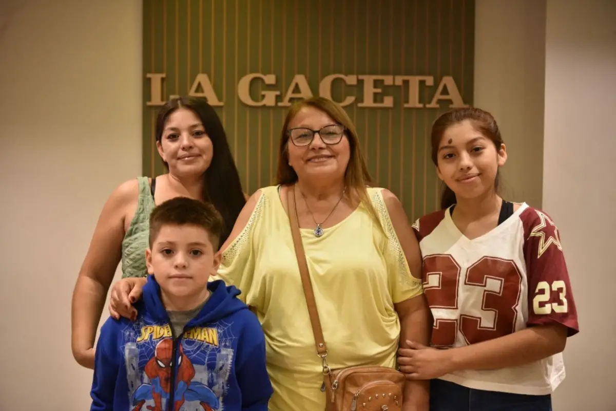 EN FAMILIA. La ganadora, junto con su hija Jhoana y dos de sus 14 nietos, felices por el inesperado premio que recibió con el entretenimiento.