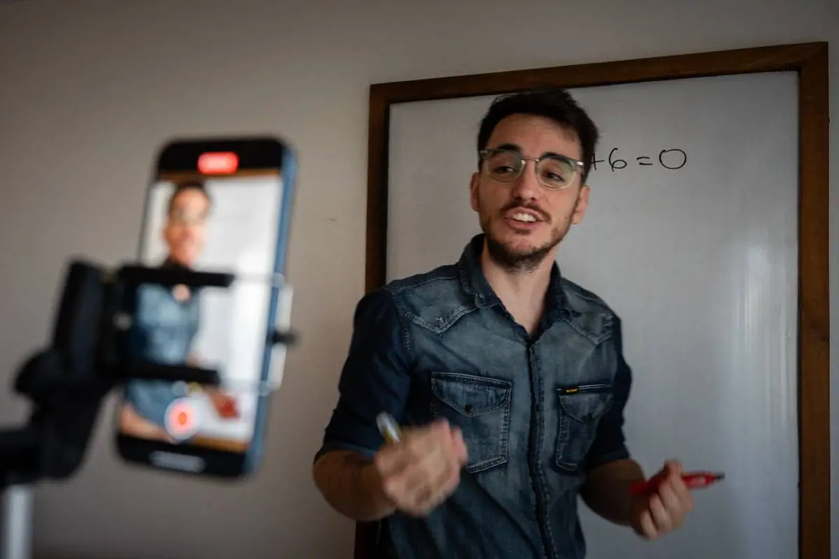 EN LAS REDES SOCIALES. Con casi tres millones de seguidores entre Instagram y TikTok, el divulgador argentino logró que miles de jóvenes miren videos de geometría y ecuaciones hasta el final. / TN