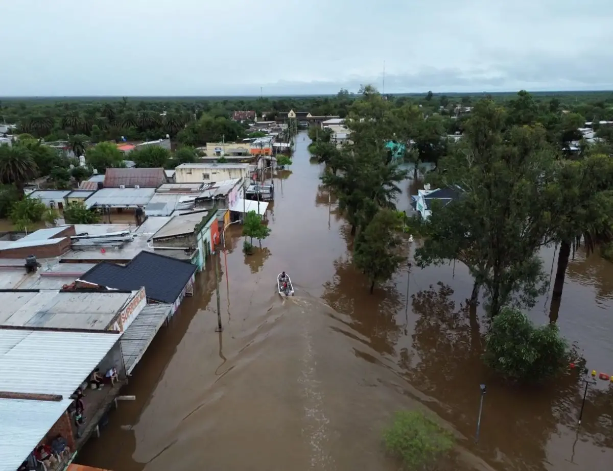 IMAGEN DESDE EL AIRE. Hasta ayer, el agua aún no había bajado completamente en el pueblo que pertenece al departamento de Graneros. 