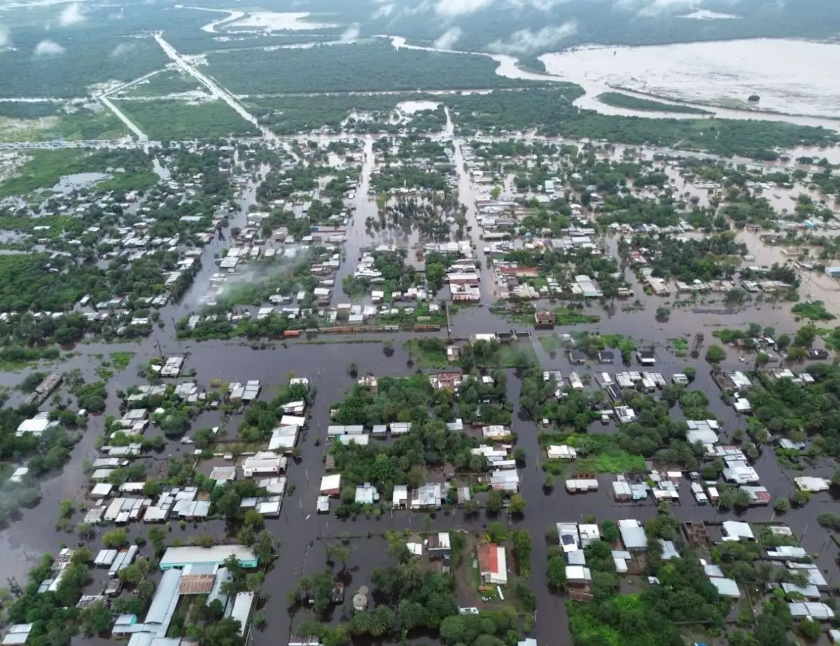 POSTAL DESDE EL AIRE. Aunque el nivel del agua bajó considerablemente, a comuna del sur provincial, permanece afectada por la inundación. 