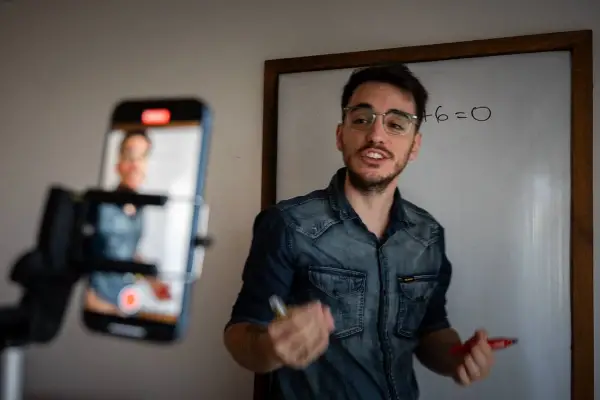 Fede Shortrede, el profesor que conquistó TikTok explicando matemáticas con humor