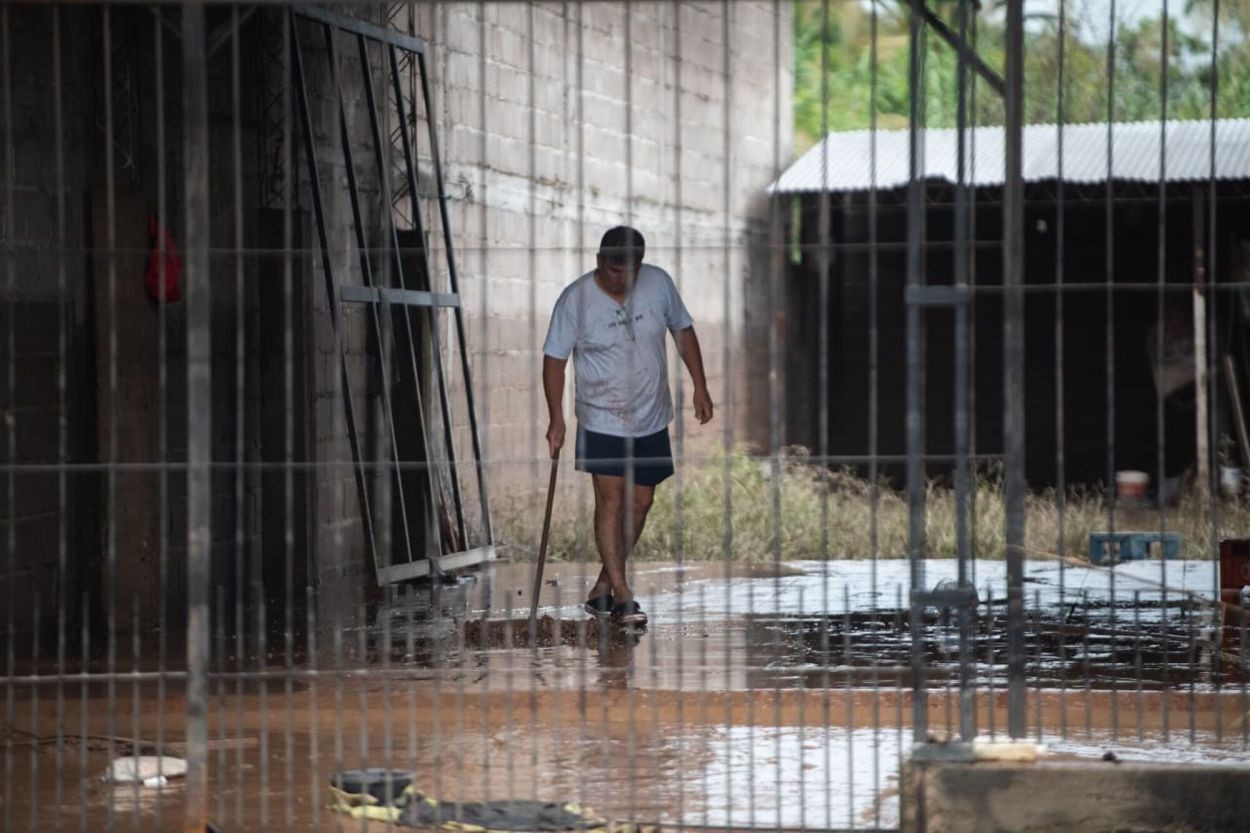LIMPIEZA. Los habitantes usan lavandina y haraganes para higienizar la casa.