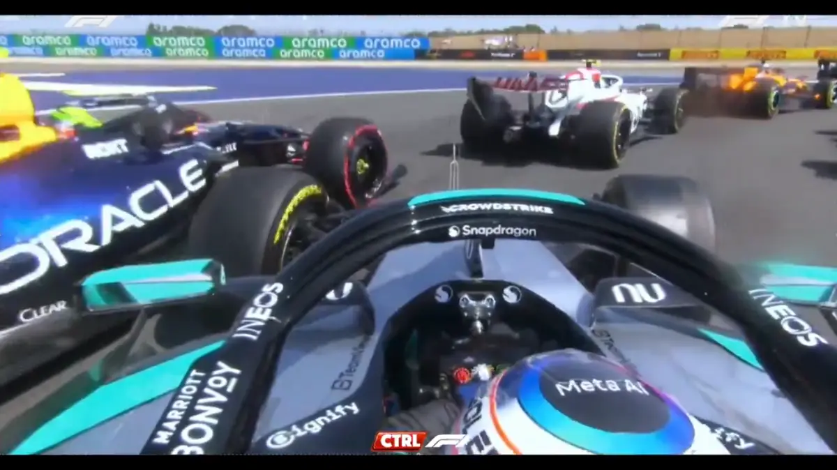 MOMENTO DEL CHOQUE. El cruce entre Antonelli y Hadjar quedó registrado y eso le produjo una sanción de 10 segundos al italiano.