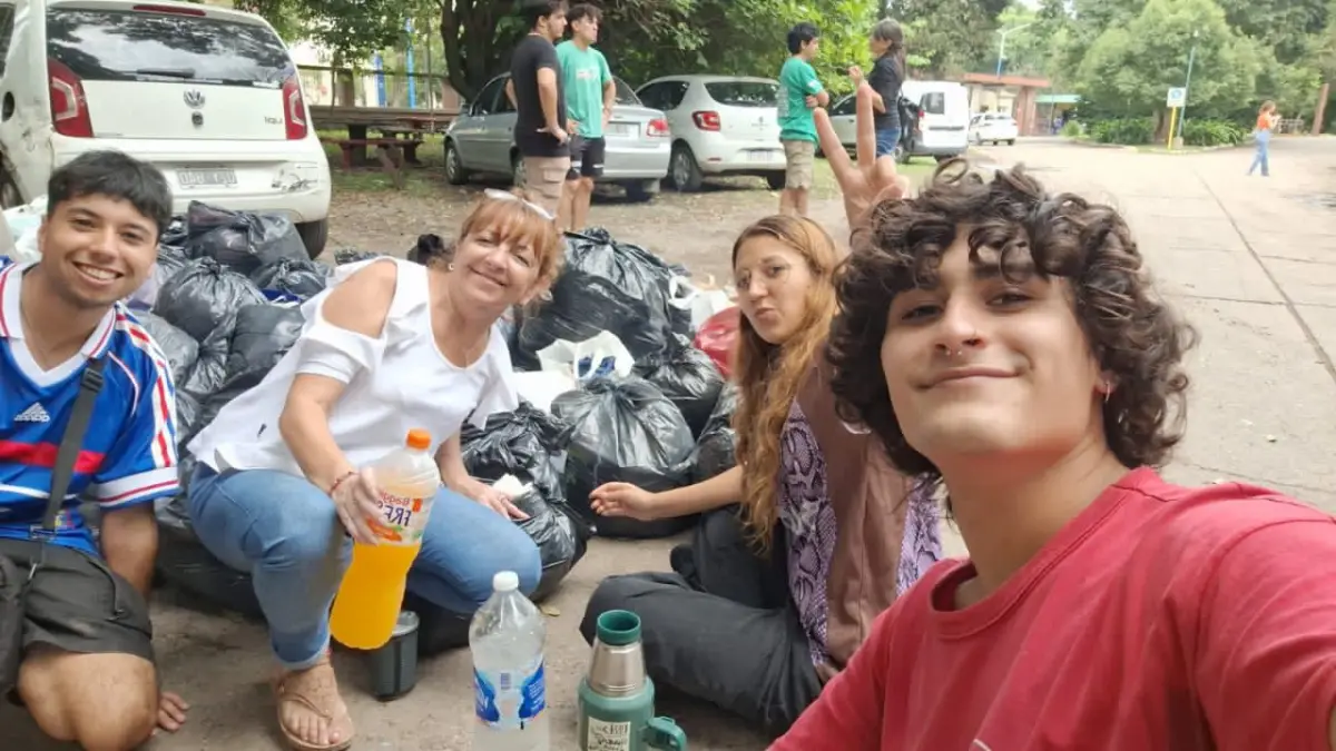 ORGANIZACIÓN. Estudiantes de la carrera de Comunicación de la Facultad de Filosofía y Letras coordinaron el traslado de donaciones hacia zonas afectadas por las inundaciones.
