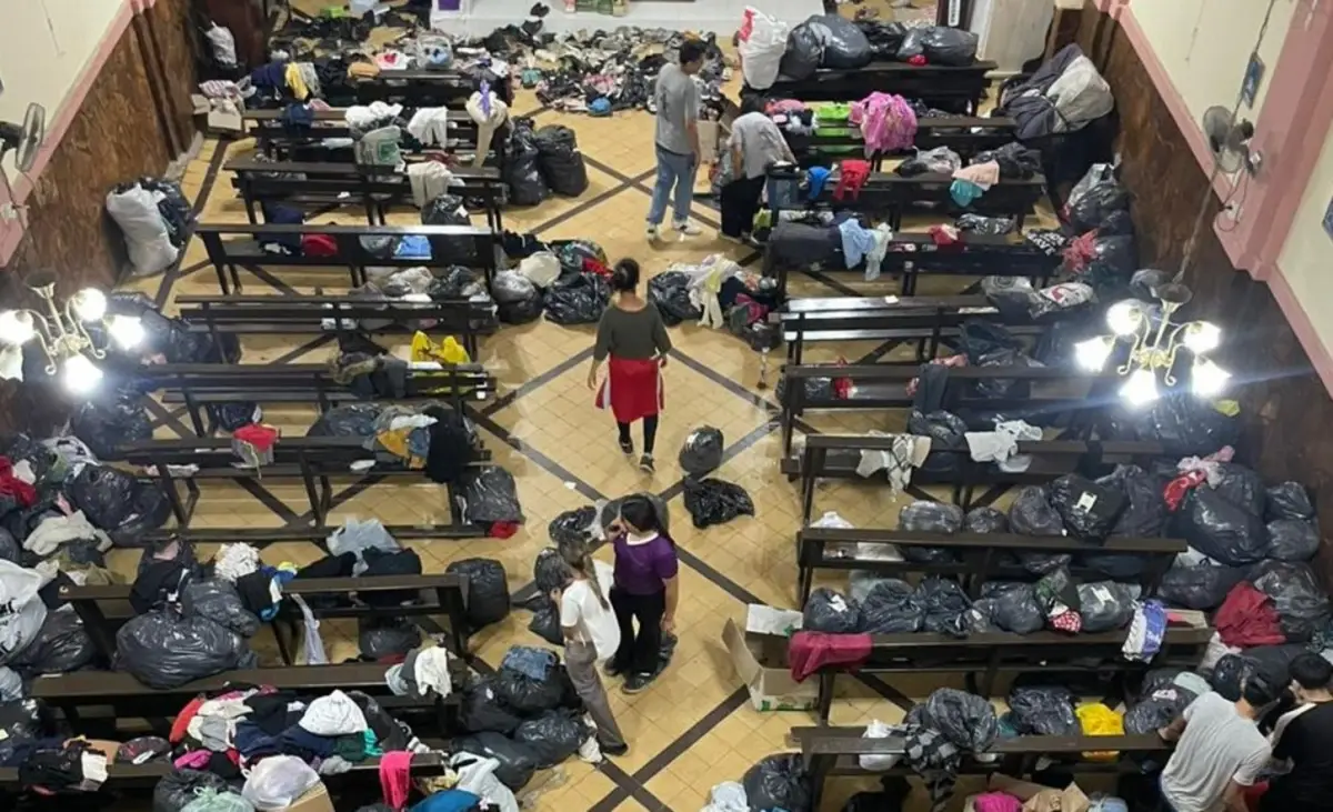 SANTA ROSA DE LIMA. El templo de la parroquia de la ciudad repleta de bolsas y cajas con donaciones. Realizan más de 2.000 viandas por día.