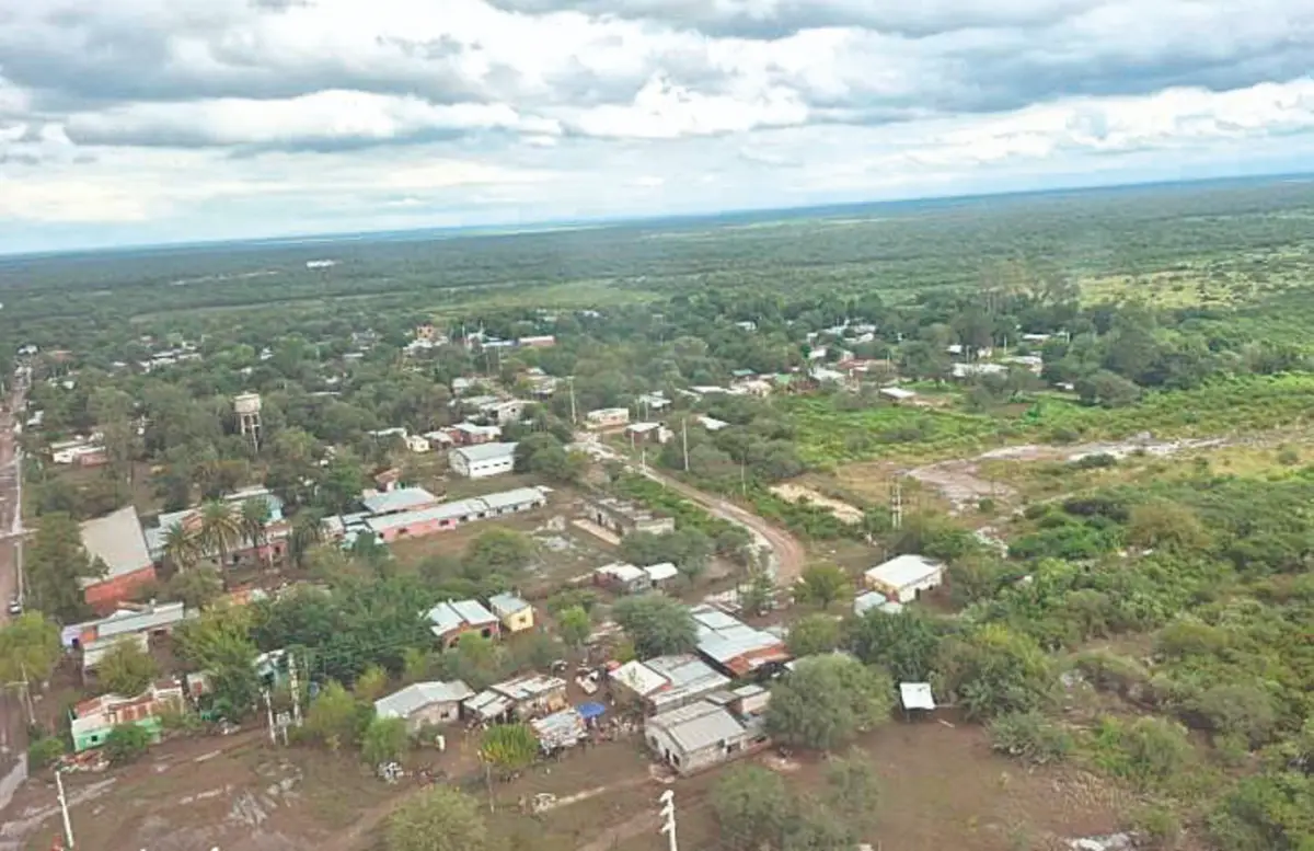 UN DURO REGRESO. La vuelta de los vecinos a sus casas, al retirarse la inundación, deja al descubierto las pérdidas materiales y de los recuerdos familiares.