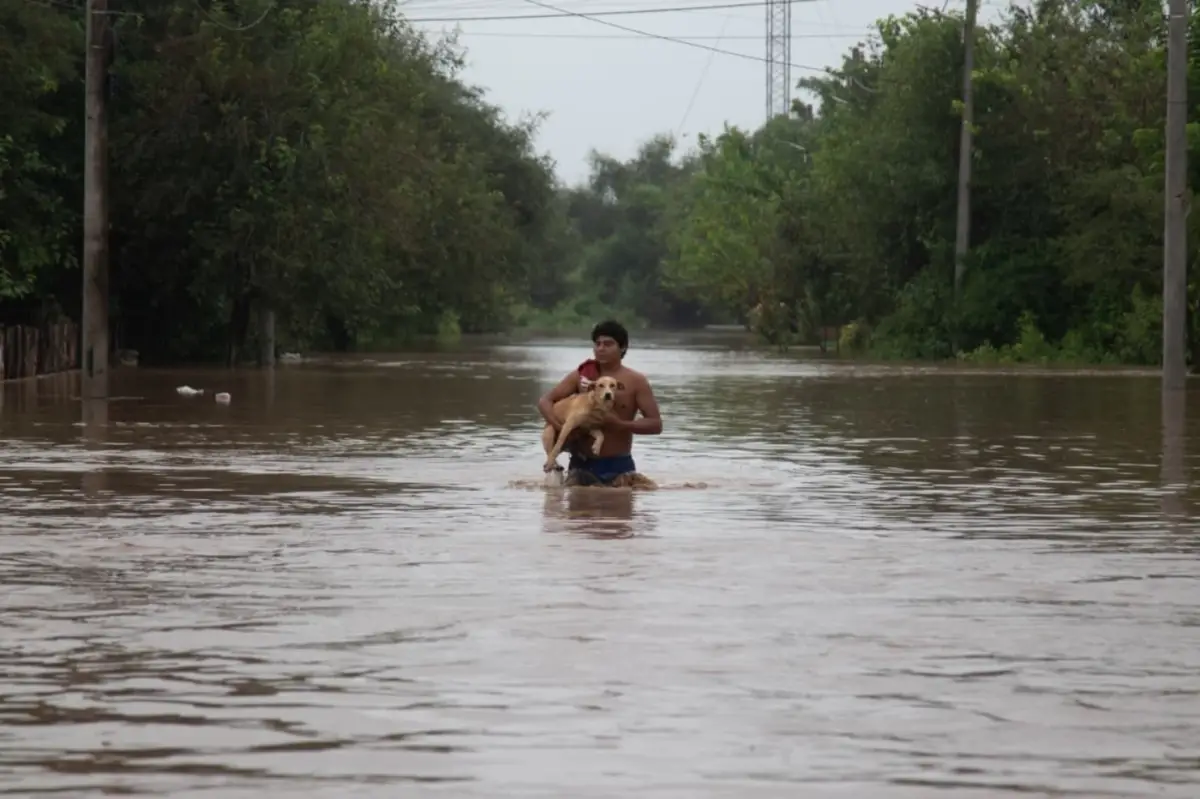 BAJO EL AGUA. Miles de tucumanos -como el pueblo de La Madrid- resultaron afectados por las inundaciones