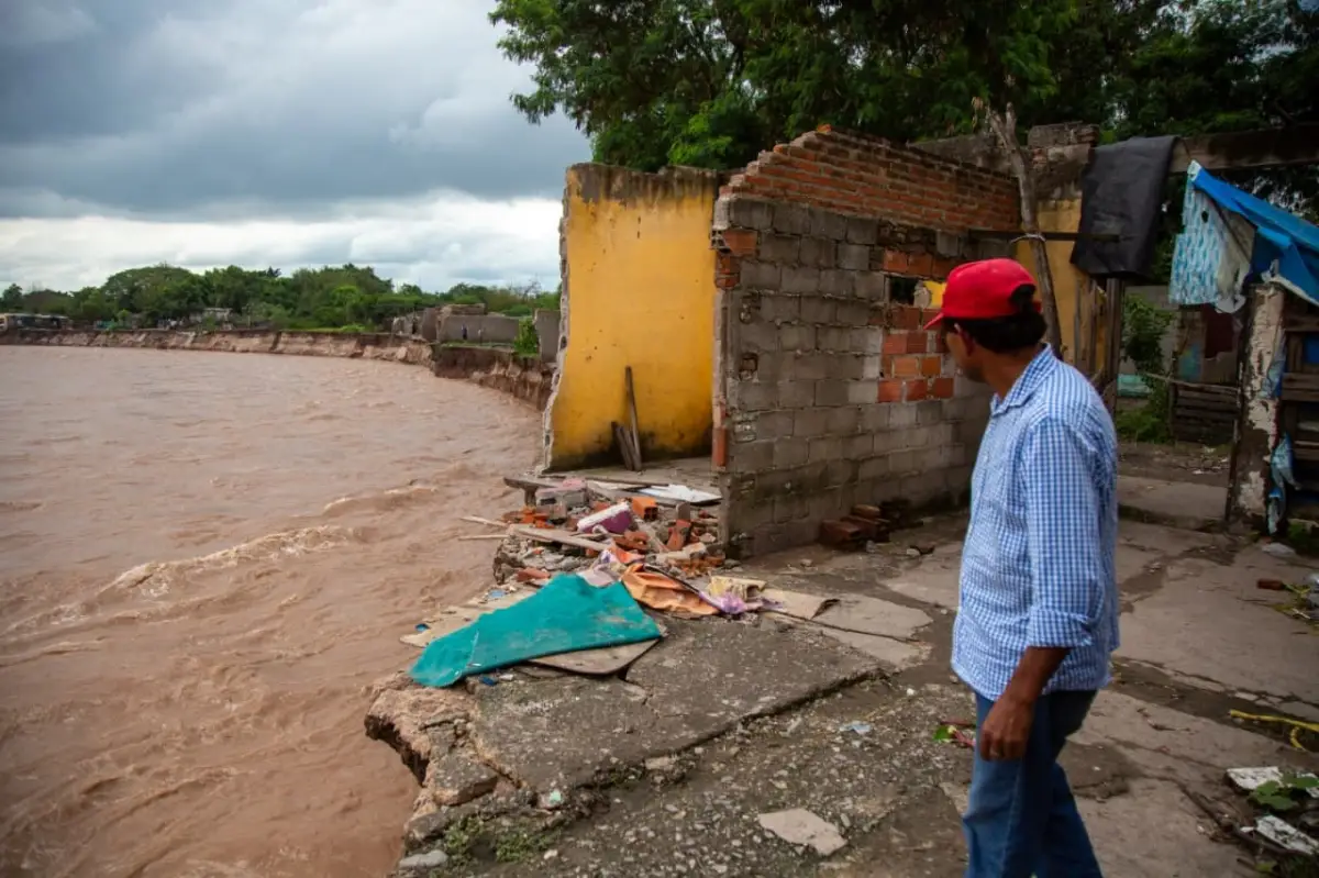 EN LA RUINA. Un vecino observa cómo avanza la corriente del río Salí que se llevó las paredes de su vivienda.