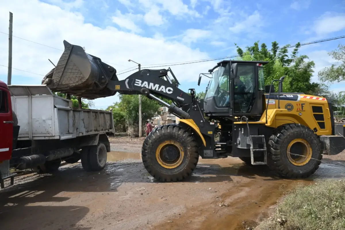 Tras el temporal, voluntarios y comunidad educativa trabajan para recuperar una escuela de La Madrid