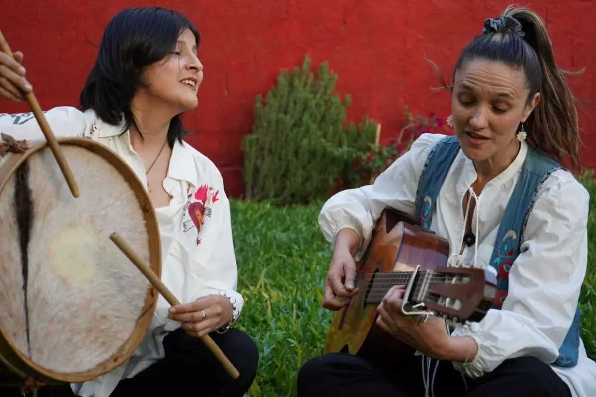 MÚSICA DE RAÍZ. Itatí y Belén Parma trabajan un repertorio femenino.