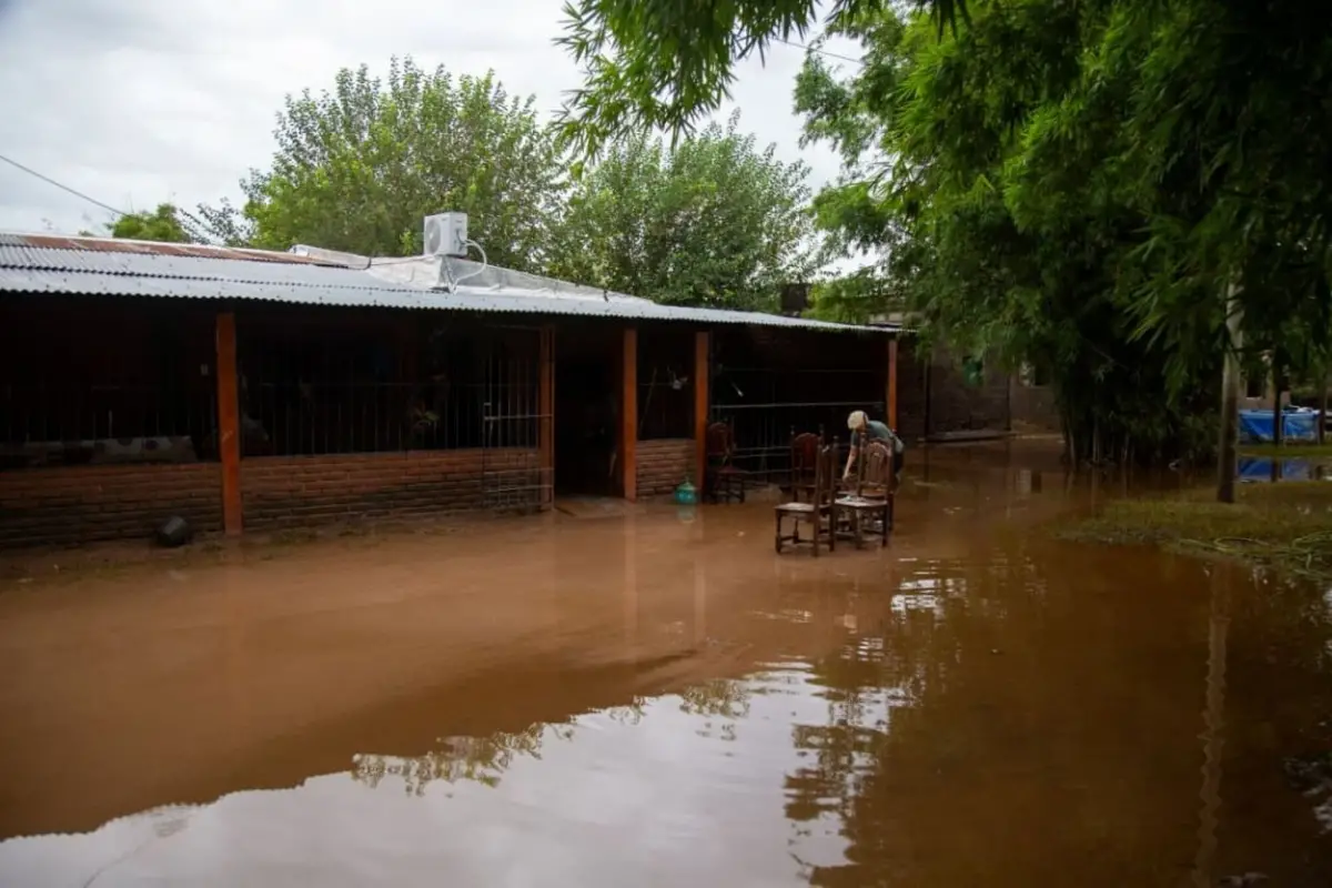 BAJO EL AGUA. Muchas viviendas quedaron anegadas por las crecientes y hay que tener cuidado al regresar.