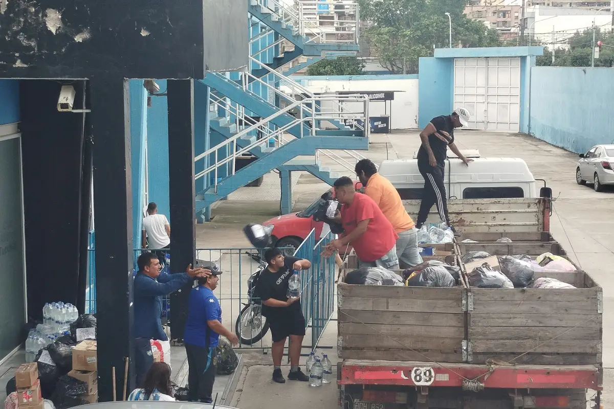 TRABAJO TERMINADO. Atlético Tucumán entregó las donaciones recolectadas para los damnificados por las inundaciones en La Madrid y Leales.