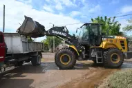 Tras el temporal, voluntarios y comunidad educativa trabajan para recuperar una escuela de La Madrid