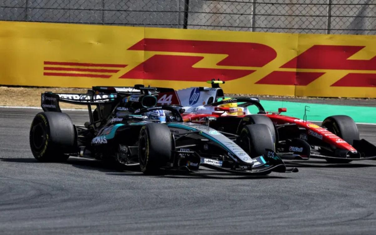 EN LLAMAS. El duelo más impactante de la noche fue el que se vivió entre Russell y Hamilton durante gran parte de la carrera.