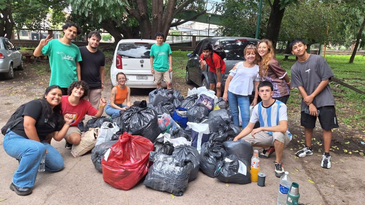 TRABAJO EN EQUIPO. Estudiantes de distintas agrupaciones y carreras se sumaron a la iniciativa.