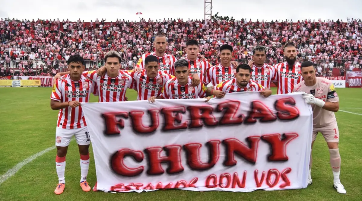 SALIDA ALCAMPO DE JUEGO. Durante los primeros minutos, los jugadores portaron una bandera para apoyar a Nicolás Moreno.