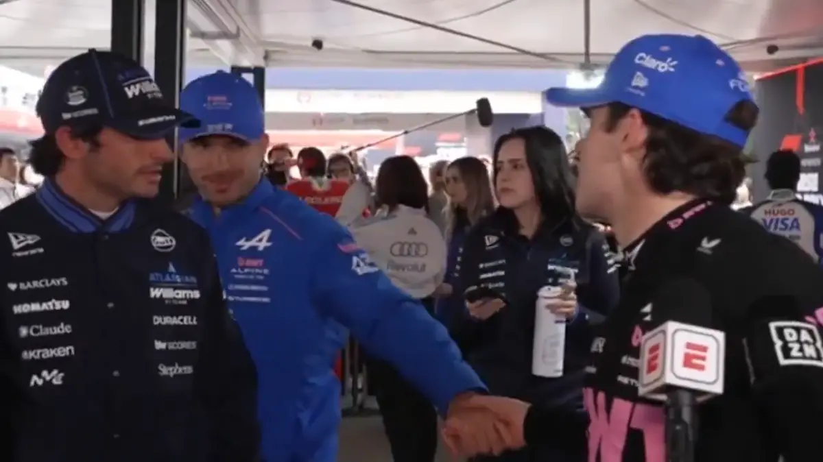 EMOTIVO. El momento del saludo entre los piltos de Alpine tras la gran jornada de F1 en Shanghái.
