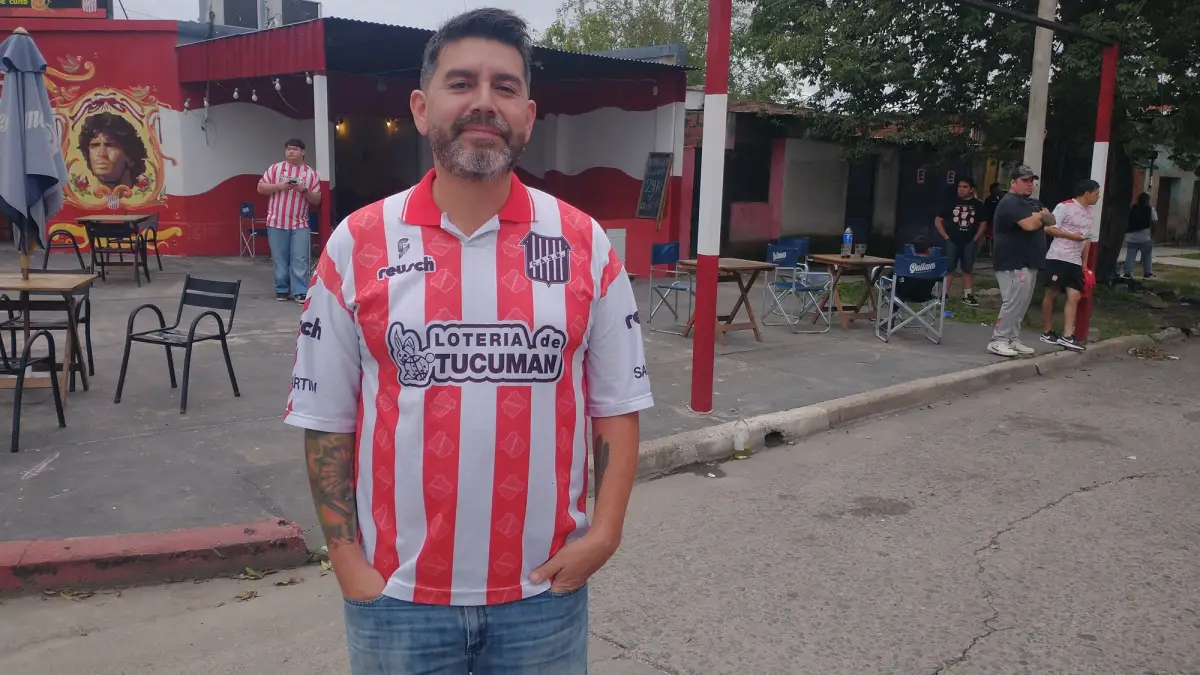 MEMORIA. Augusto usó esta camiseta en un inolvidable viaje junto a su padre.
