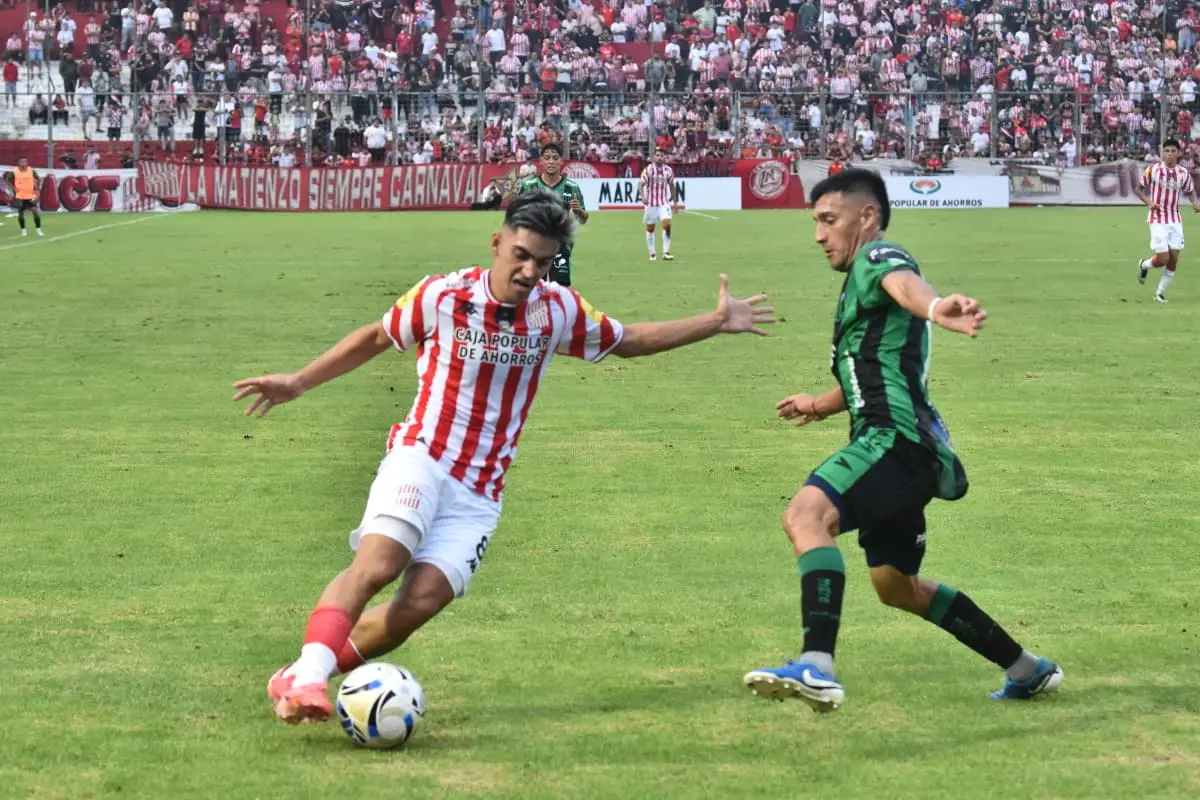 EL TITIRITERO. Kevin López fue el mejor de la cancha. Jugó, hizo jugar a sus compañeros y decoró su producción con un golazo desde afuera del área.