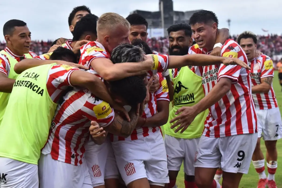 El festejo de gol de San Martín tras el segundo gol
