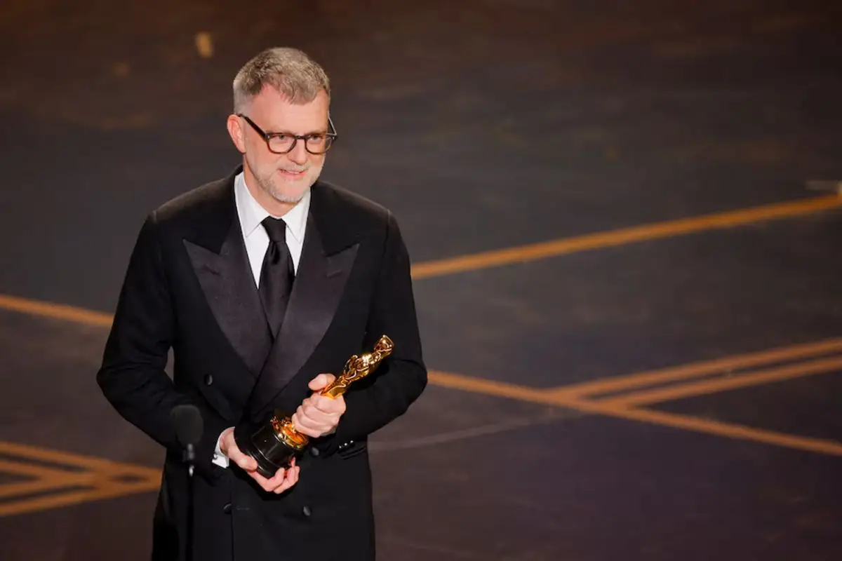 Paul Thomas Anderson con el Oscar al mejor guion adaptado para 'Una batalla tras otra'.