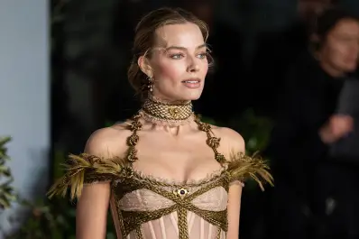 Un brazalete, una historia y un antiguo código: la tradición del luto que volvió a poner en escena en una alfombra roja