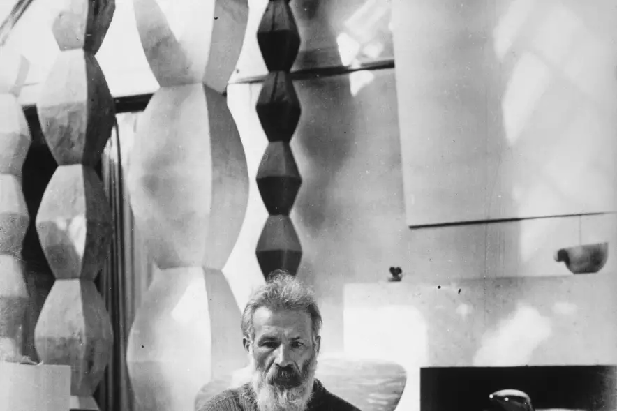 CONSTANTIN BRANCUSI. “Cuando me fui de mi país -dice- me llevé conmigo la esencia de la tierra rumana. Fue a ella a la que convertí en arte”.