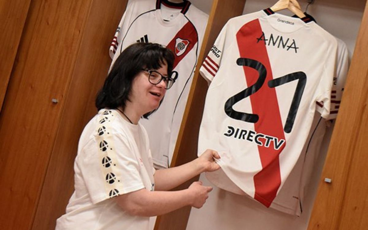 CREADORA. Anna Vives, la diseñadora de la tipografía, posando con la camiseta del 