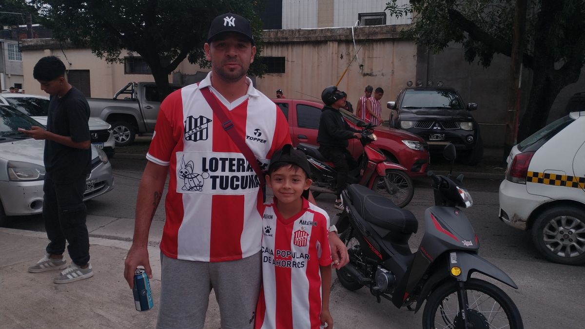 HISTÓRICA. Nahuel Scimé luce el modelo que usaba su padre en 1992.