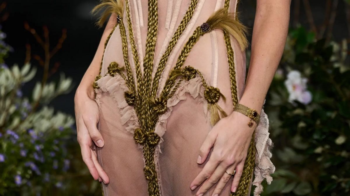 HISTÓRICA. La pulsera que lució la protagonista de Cumbres Borrascosa, es la réplica de una que fue realizada con pelo humano.