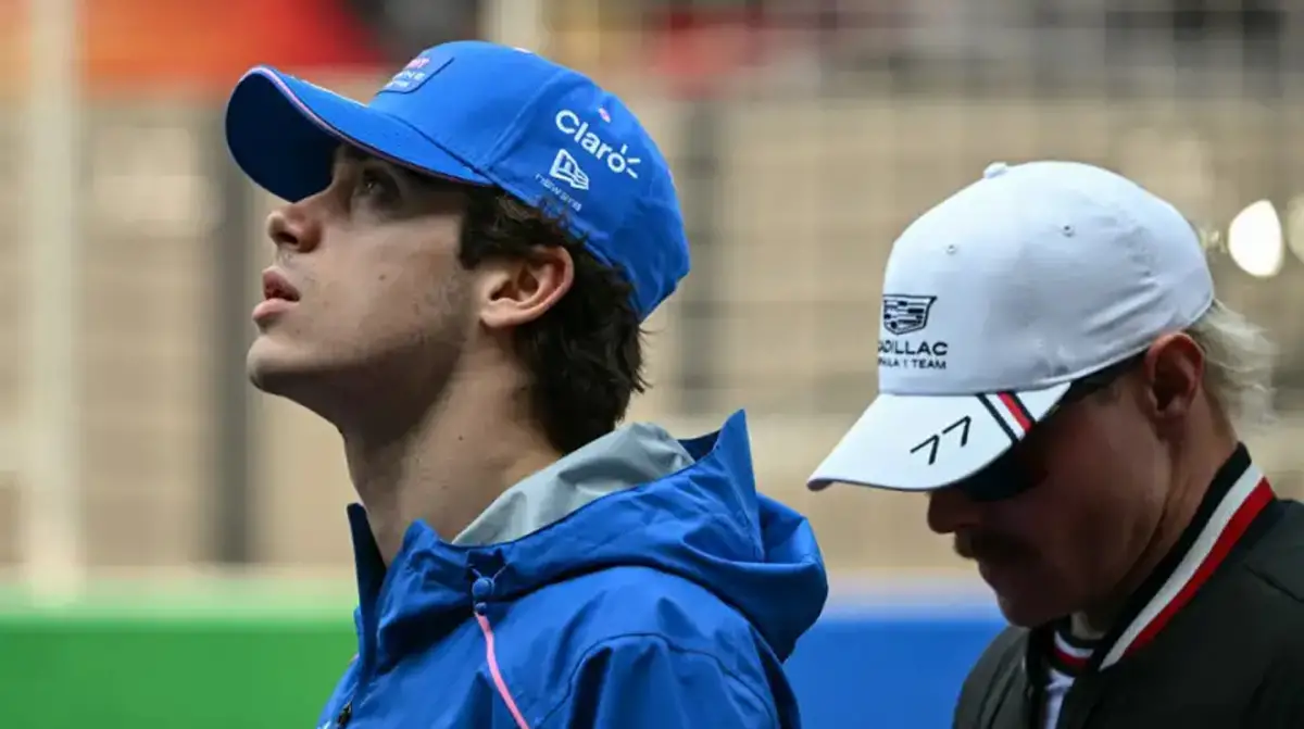 Franco en los boxes en China, llegando con el veterano Valteri Bottas. (FOTO AFP)