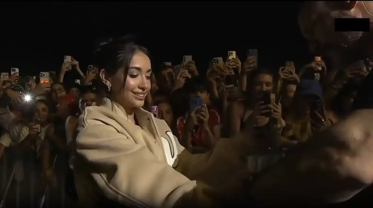 María Becerra durante el arresto en el show de Sabrina Carpenter (Foto: Infobae)