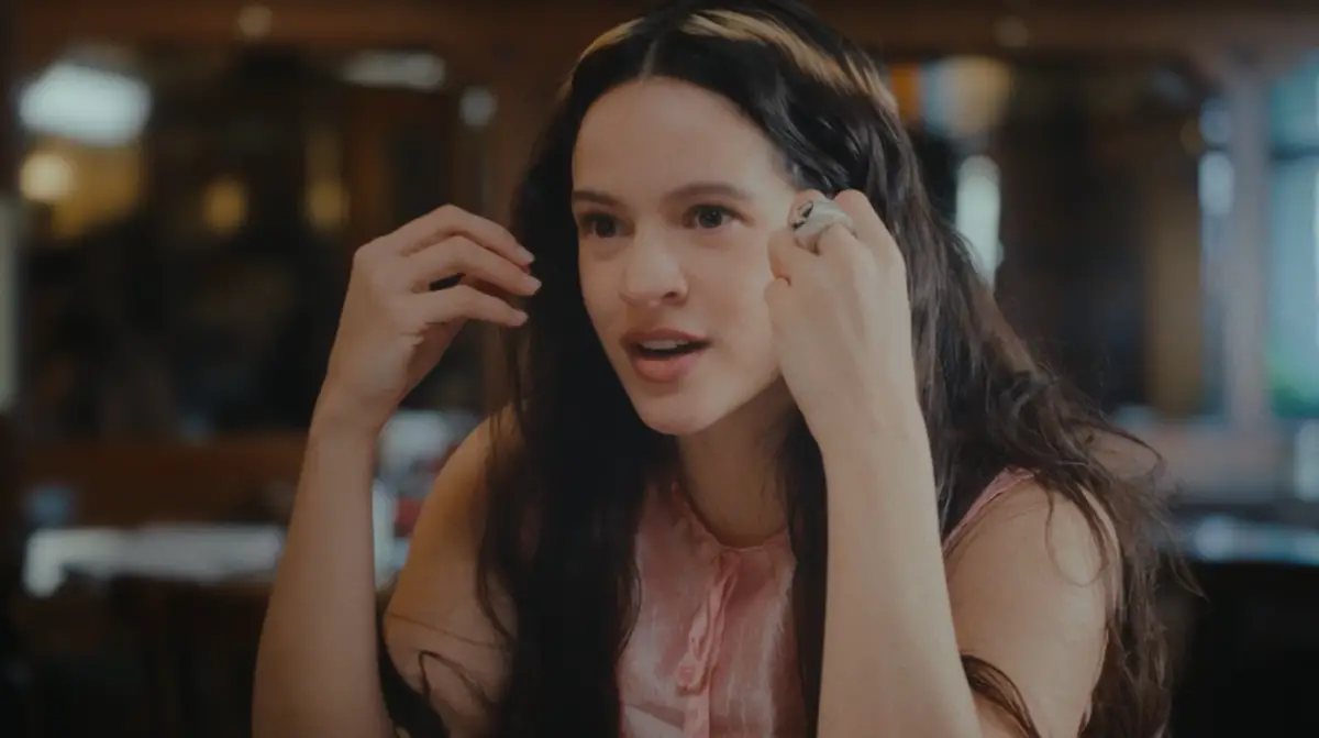 Rosalía en la entrevista con Mariana Enríquez durante la gira de promoción de Lux en un bar de Buenos Aires. 