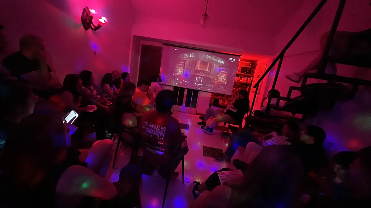 DESDE EL ABASTO-CIUDADELA. Casi 40 personas se reunieron en La Vecindad para seguir la ceremonia de los Oscar, debatir predicciones y celebrar la cinefilia tucumana en comunidad. / CORTESÍA LA VECINDAD